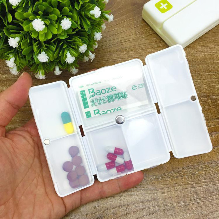 (7 Sekat) Kotak Obat Plastik Model Lemari Dengan Penutup Magnet dan Lambang Palang Merah / Red Cross