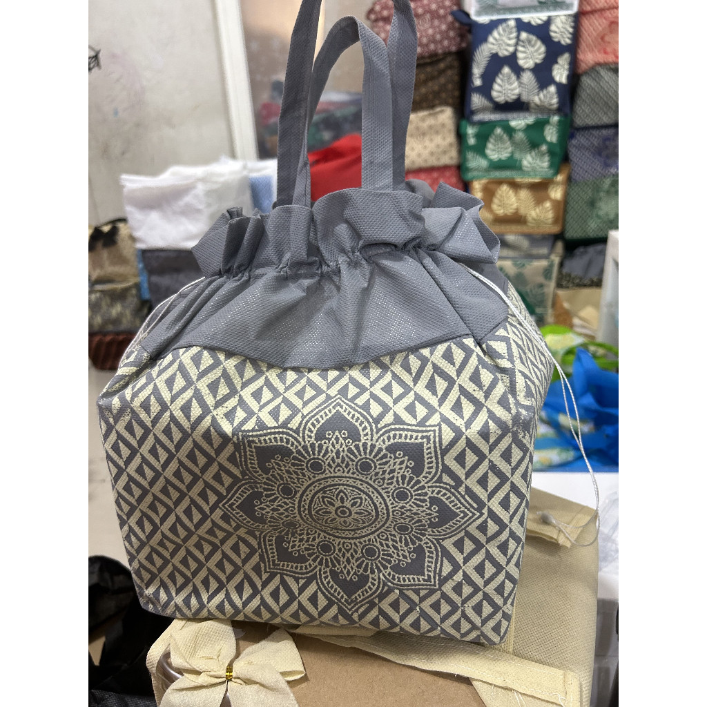 

(60BIJI) TERMURAH HARGA PER 5 LUSIN TAS HAJATAN SERUT UK 22X22