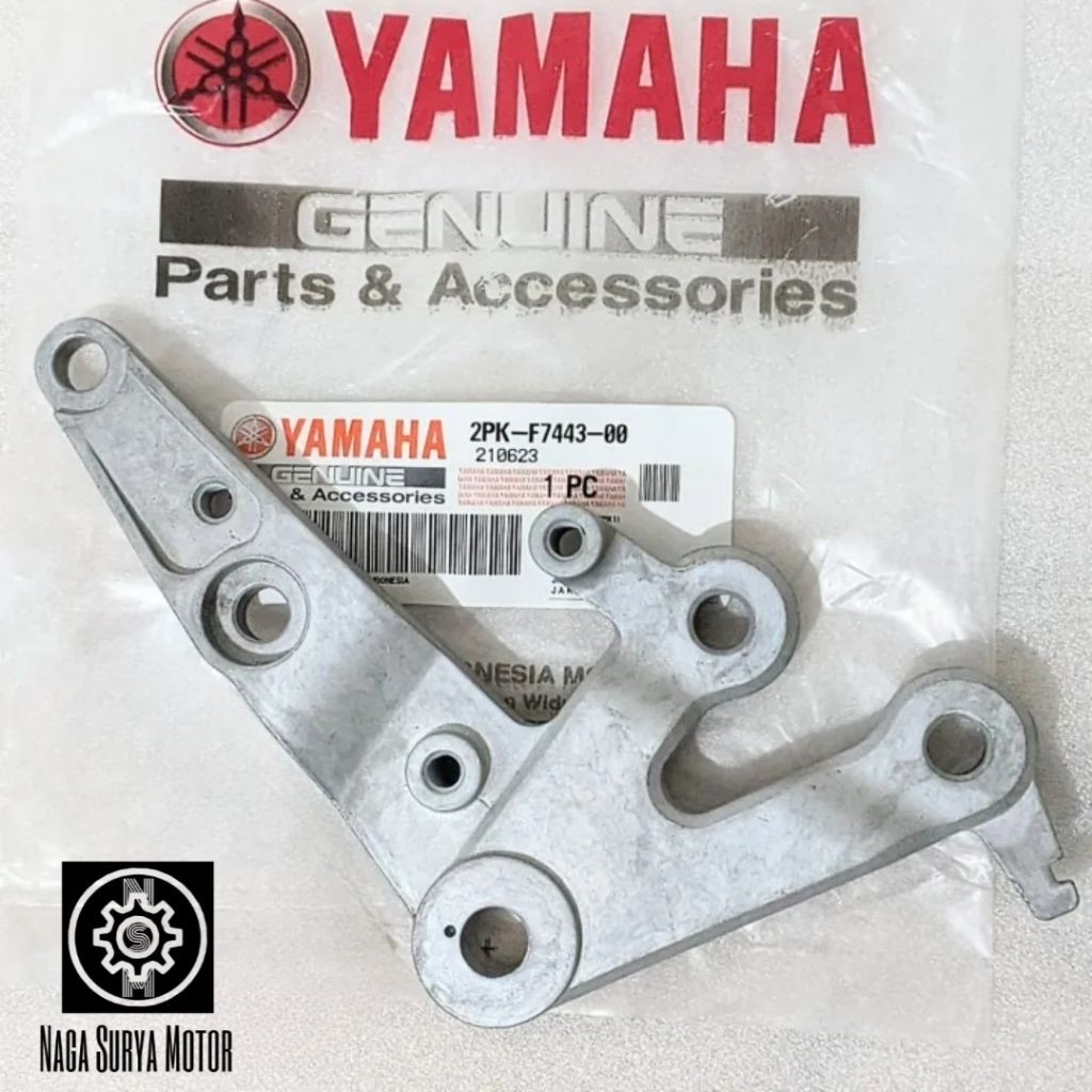 Bracket braket dudukan footstep depan kanan Yamaha R15 V2 2PK-F7443-00 ORI YGP