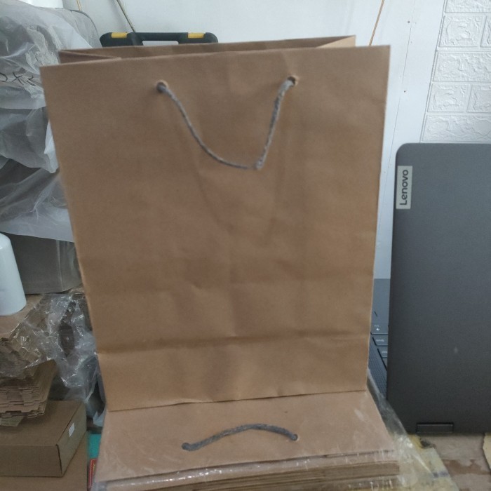 

Paper bag polos 20x10x25 / Tas kertas belanja / Kantong Souvenir