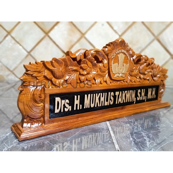 

papan nama meja ukir kayu jati untuk jabatan custom logo tut wuri FJ557