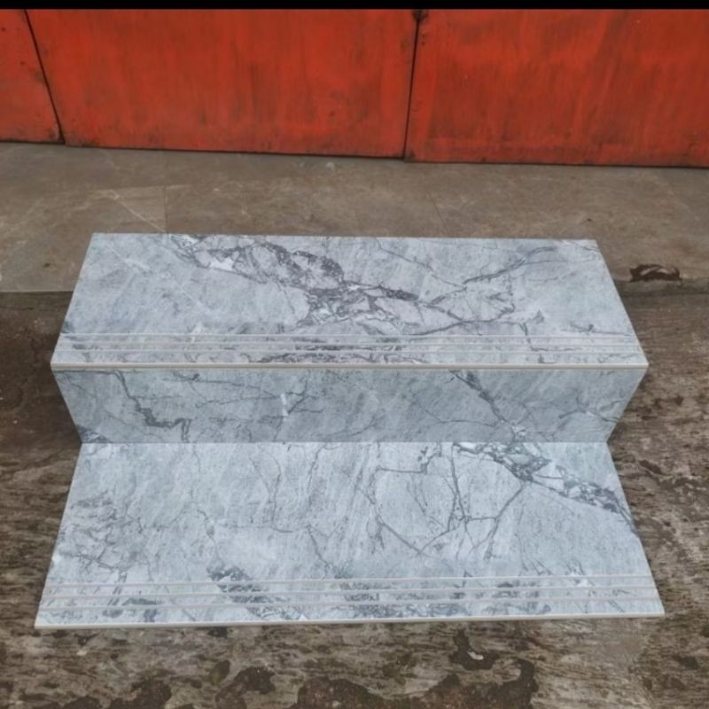 Granit anak tangga motif marmer abu glossy ukuran 30x100+20x100 ukuran bisa request List plint keram