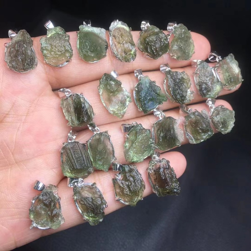 

Unit One Piece 925 Silver Buckle With Good Quality Natural Moldavite Crystal Healing Random Shape Pendant