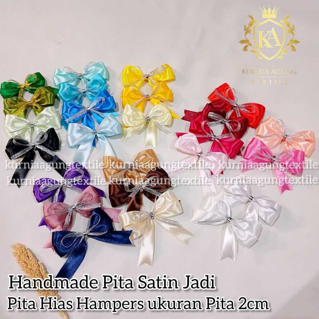 

Pita Hampers Siap Pakai / Pita Jadi Serbaguna Untuk Dekorasi Souvenir, Kado, Parcel lebaran / Pita Ukuran 2cm Tumpuk Pita Glitter Silver, Gold Premium