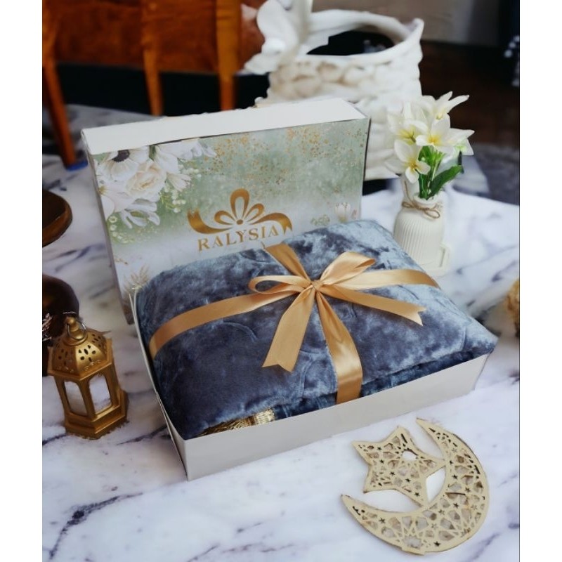 

BISA GOSEND - HAMPERS SAJADAH KUBAH PREMIUM ASTHETIC TEBAL TERMURAH / HAMPERS LEBARAN IDUL FITRI / IDUL ADHA / KADO HADIAH PERNIKAHAN / WEDDING / KADO ULANG TAHUN / BIRTHDAY / KADO PACAR / PENGAJIAN / UMROH HAJI / HADIAH KADO GURU / KADO IBU / SEJADAH