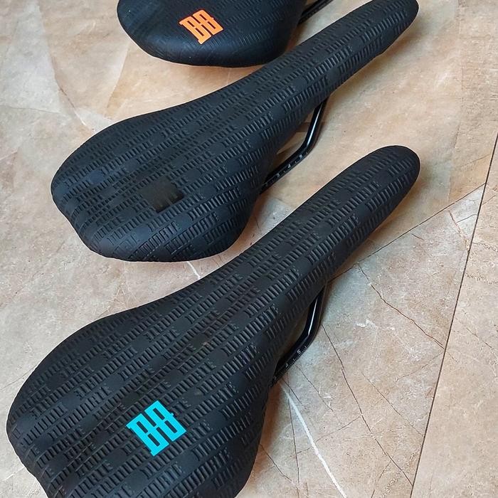 READY saddle ddk comfort logo hitam