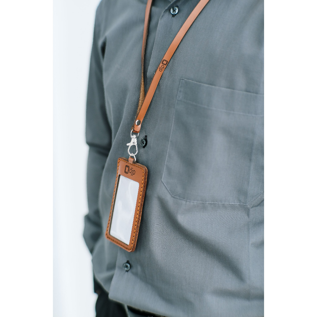 

Sale ID Card Holder Kulit Custom Nama Lanyard ID Card Custom Name Tag Kulit Tulis Nama dan Logo Perusahaan ID Card Kantoran Terlaris