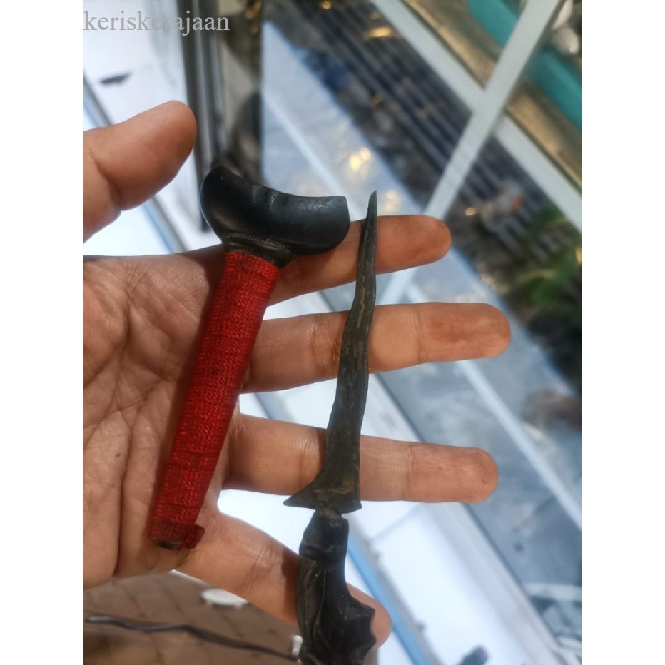 

keris combong pita merah hasil karya mpu tantular sepuh majapahit bk Keris sengkelat majapahit mataram kartosuro kartasura Surakarta Yogyakarta nagasasra sabuk inten keris kriss nogososro BalineseJa antik