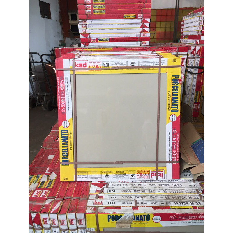 Granit 60x60 LANTAI VEGA BEIGE GLOSSY - CREAM