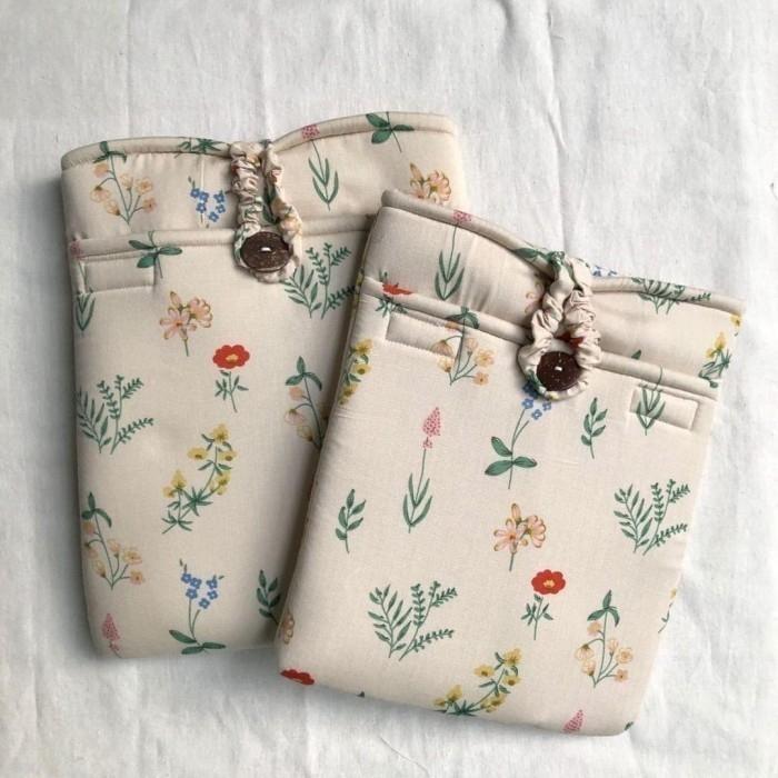 

TERLARIS! Booksleeve Cream Peony / Tas buku dengan kantong depan / Sarong buku / Booksleeve with pocket / Book accessories / Travel Booksleeves - L, Kaitan/Ori