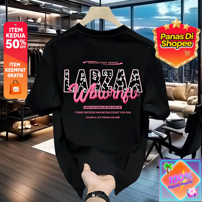 T-shirt pria bahan katun premium dengan sablon huruf warna pink stylish, potongan nyaman ala casual