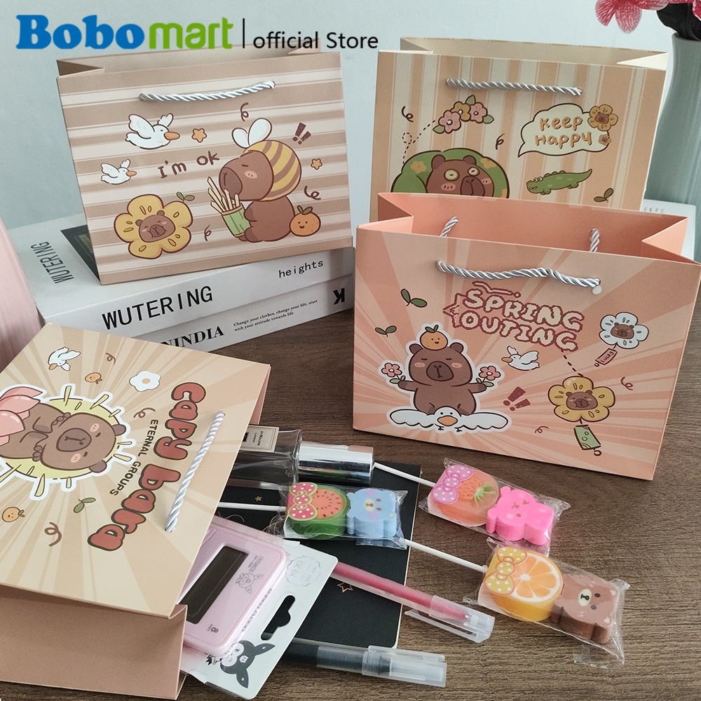 

BOBOMART Paper Bag Lucu Baimuyuan - Tas Kado Tebal & Kuat Karakter Lucu Beruang, Capybara