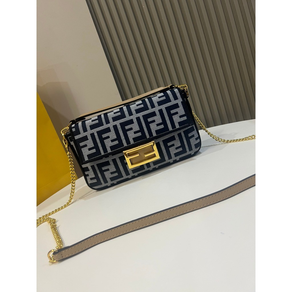 New Counter ORI Tas rantai tas Baguette kecil baru FENDI adalah tas cross-body di bahu