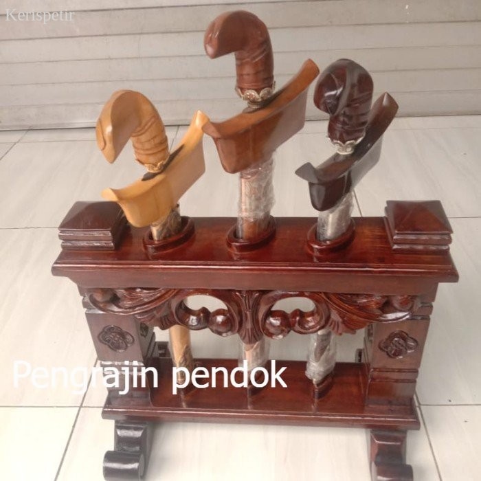 

Jagrak Keris Isi 3 Ukir Minimalis Plitur Cling Muraaah PP7878 murah terlaris