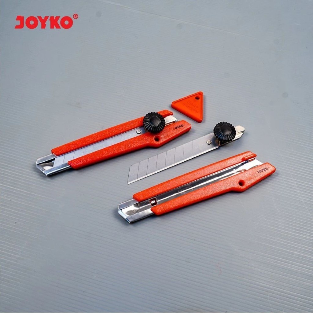 

GOJI Pisau Cutter JOYKO L-500 Pemotong Kertas Karton Kuat Kokoh Free Refill 5pcs L-150 MO