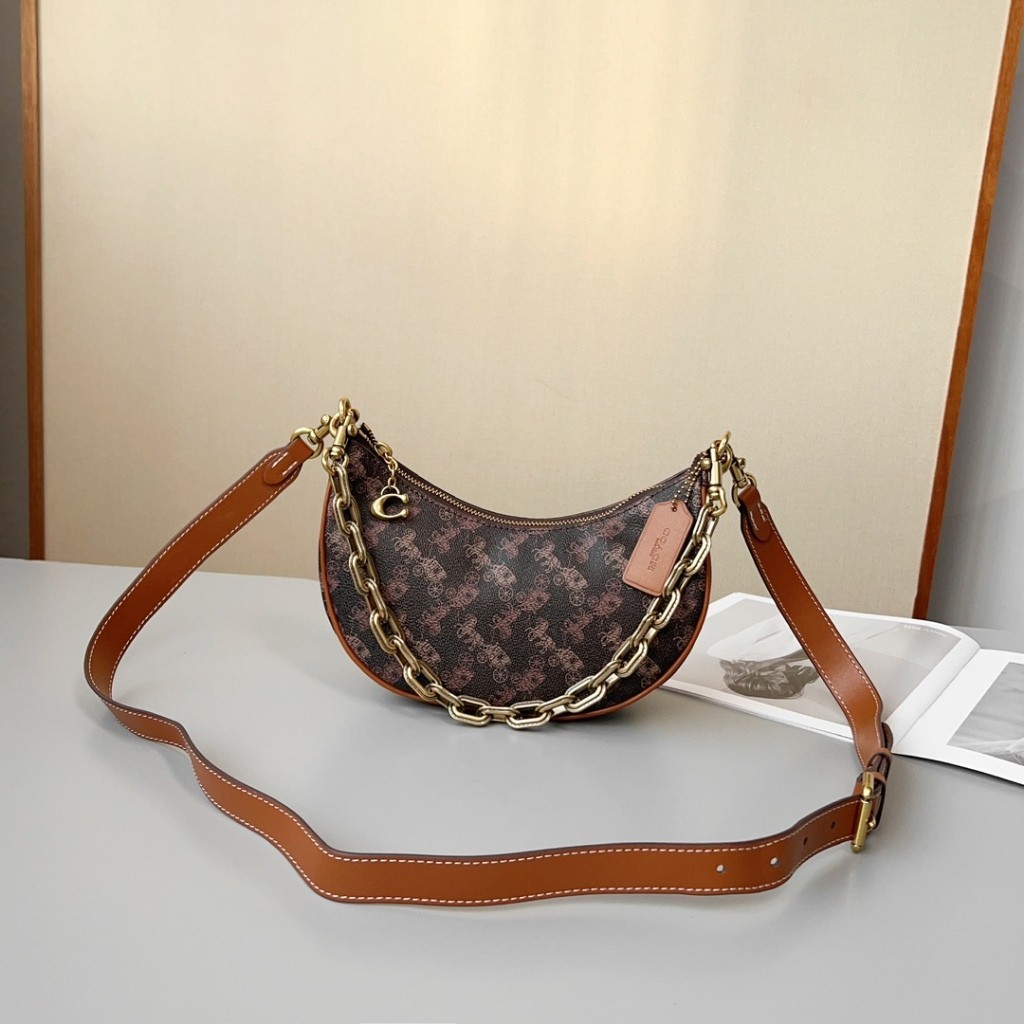 New counter ORI COACH CM584 CM582 CM583 crescent bag can be worn diagonally or carried as a shoulder