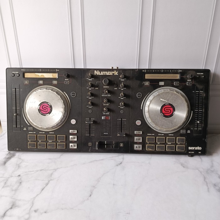 Numark Mixtrack Pro 3 DJ Controller