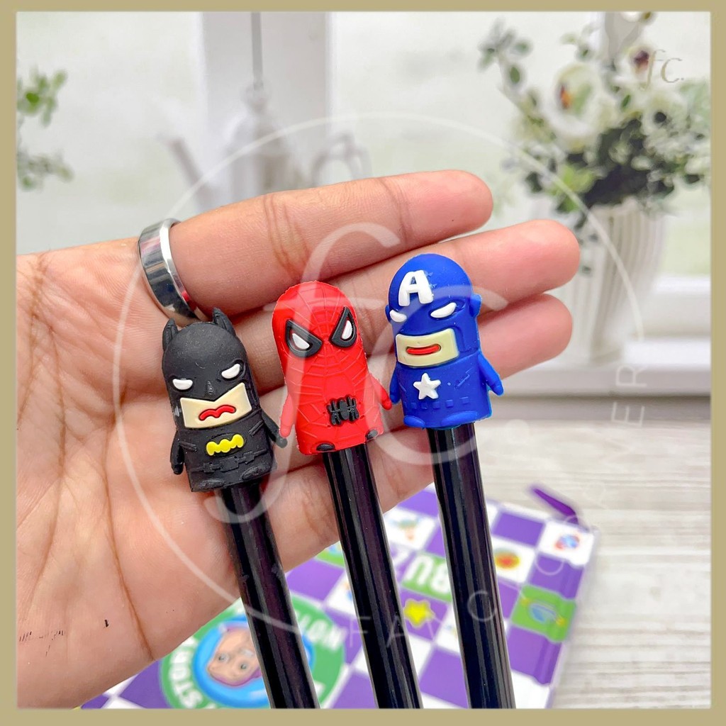 

Pen / Pulpen / Bolpen Gel Tinta Hitam Karakter Superhero Hero Avengers DC Batman Spiderman Captain America ATK Sekolah Anak PG-1484 Harga Grosir Ready COD