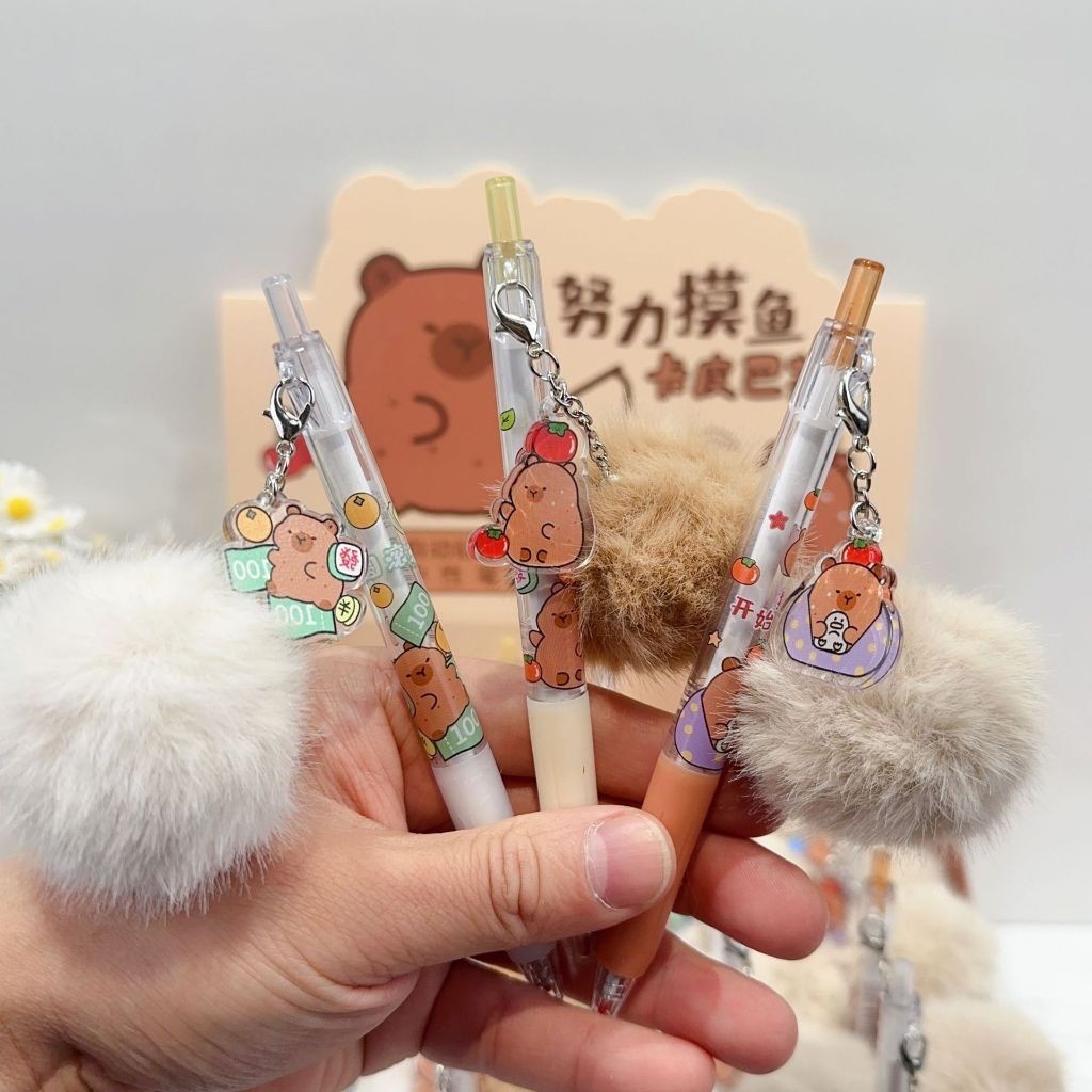 

Bellini - Pulpen gel dengan bola bulu dan liontin bentuk binatang capybara - 919