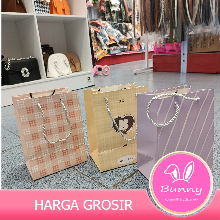 

Paperbag Motif Ukuran 19.5x14.5x10 cm – Tas Kado / Goodie Bag Cantik & Elegan untuk Hadiah Spesial Harga Grosir Bisa Cod