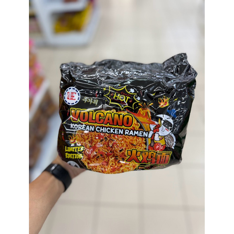 

noodles served with bean sauce / volcano korean chicken ramen isi 5 pcs