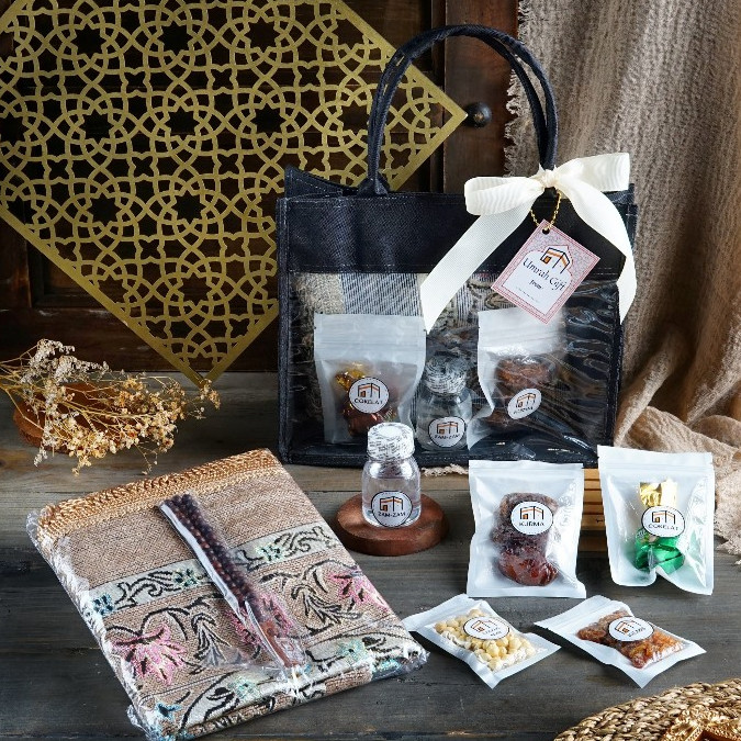 

Oleh Oleh Haji Tas Canvas Mika Premium Souvenir Umroh Gift Hampers Arab Saudi Sajadah Eksklusif