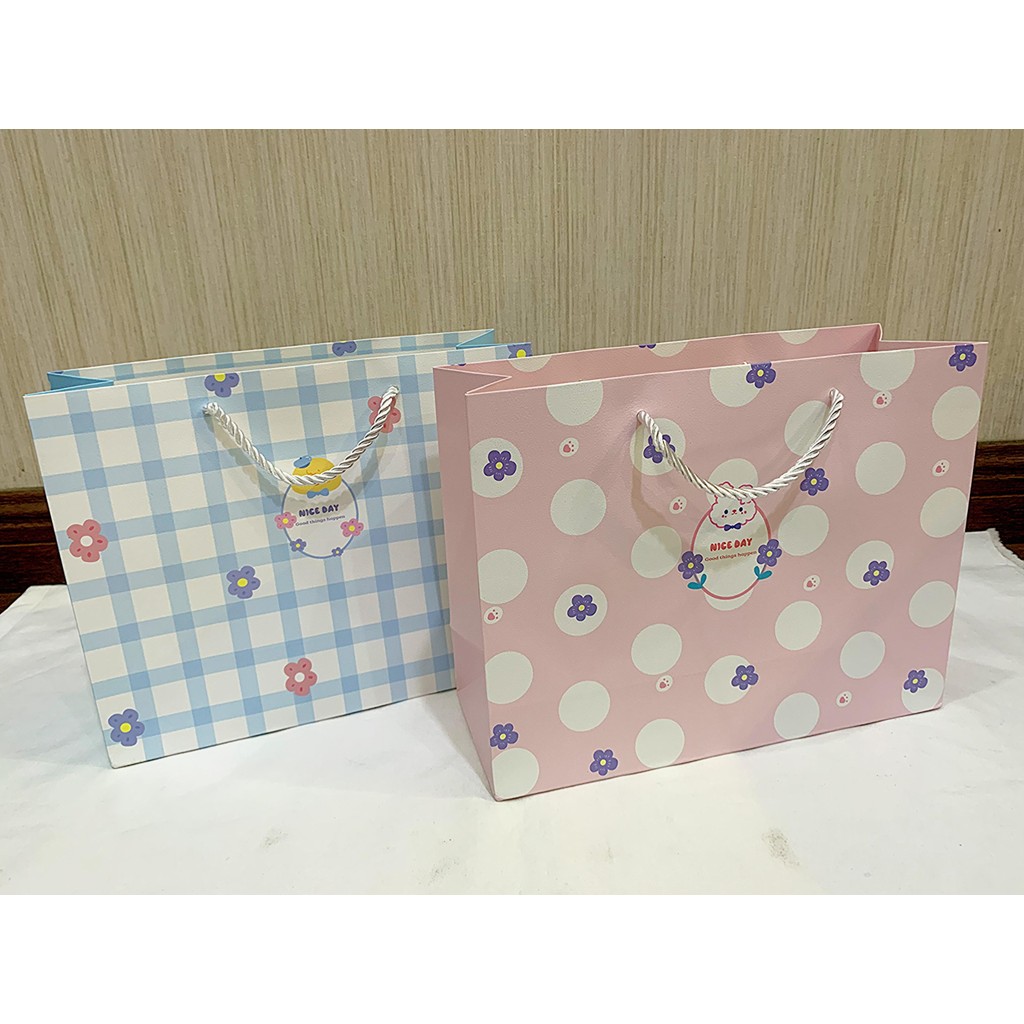 

PAPER BAG KECIL MELINTANG MOTIF LUCU NICE DAY BEAR / PAPER BAG IMPOR / PAPER BAG LUCU / GOOLDIE BAG