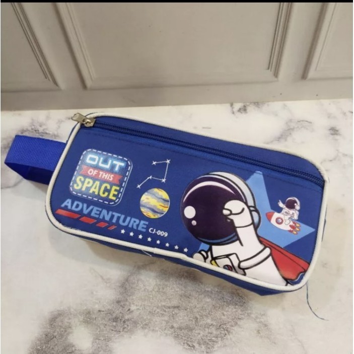 

TERLARIS! KOTAK PENSIL BAHAN MOTIF ARMY//TEMPAT PINSIL BAHAN - ASTRONOT biru