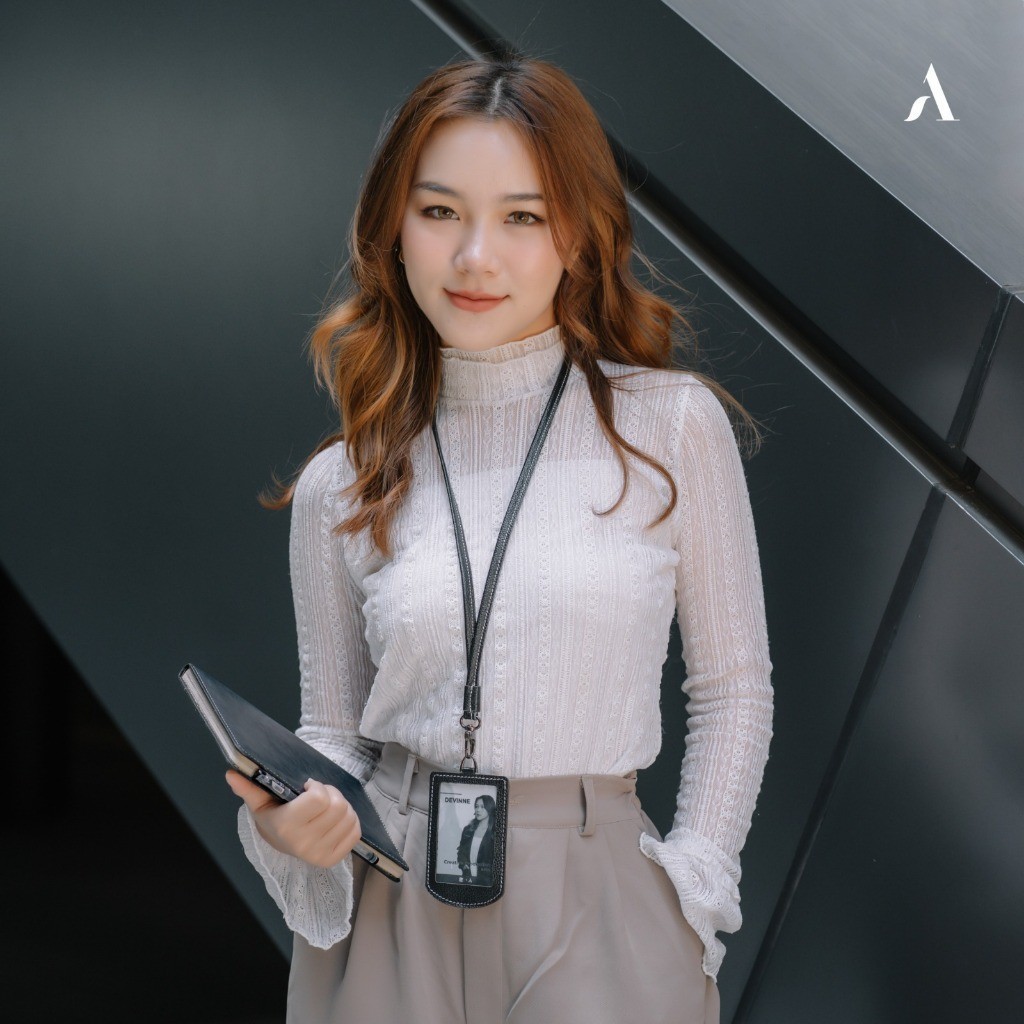 

Alona Leather Jakarta - Helena ID Card Lanyard Bahan Kulit High Quality Papan Nama Kalung Simpel Kalung Kerja Kekinian