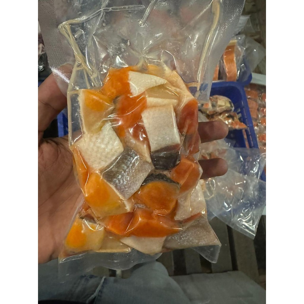 

Ikan Salmon Cubes - Skin On Frozen Salmon Import Norway 250gram