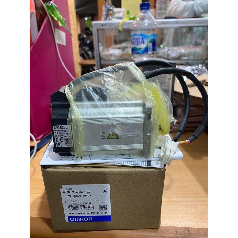 AC SERVO MOTOR OMRON R88M-KE40030H-S2 ORIGINAL