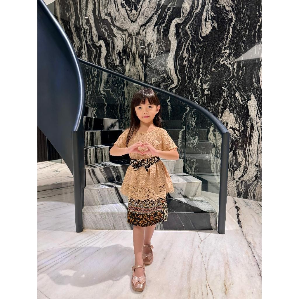 Setelan Kebaya Anak Rempel ZARA Brukat Corneli + Rok Batik Silk Prada