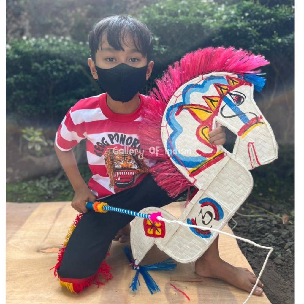 

DC___ 1 Set - Paket mainan anak jaranan kuda lumping anak + pecut/cambuk + stelan baju reog size mulai Paud-SD