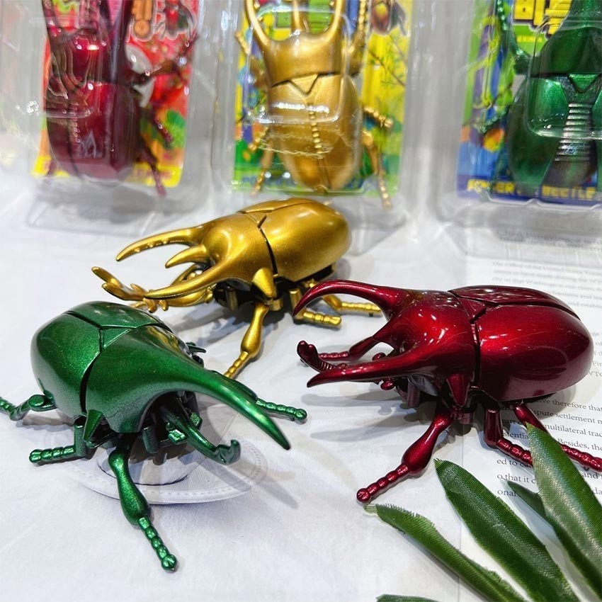 RB22 mainan serangga kumbang tanduk badak emas berjalan tanpa baterai