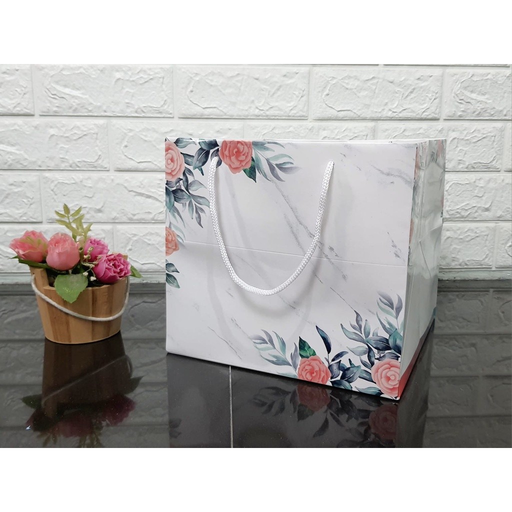 

Paperbag Kotak Nasi Motif Bunga Uk. 24 x 23 x 24 cm