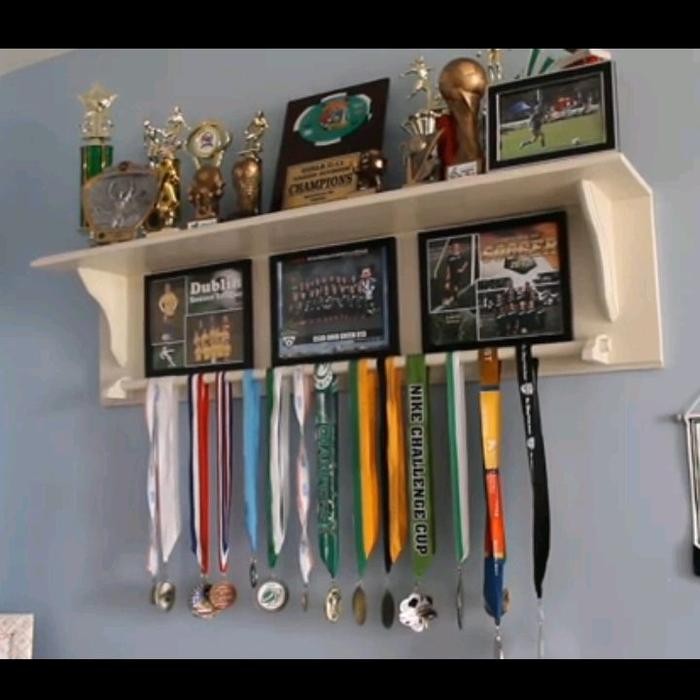 Rak piala/gantungan medali/rak kayu/rak dinding - warna kayu alami