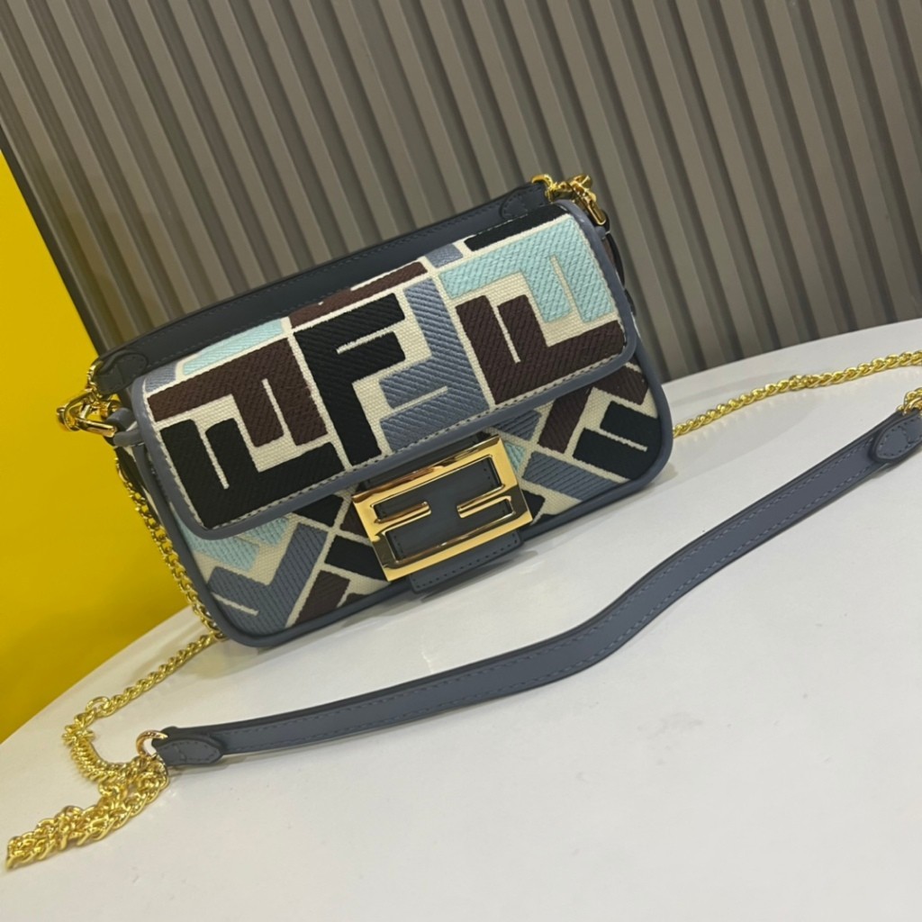New Counter ORI Fendi Baru Kecil Baguette Bag Rantai Tas Crossbody Bag Gaya nomor: 0156#