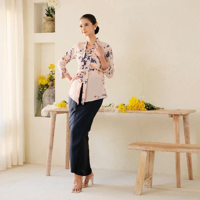 

Kebaya Kutu baru Modern Katun Jepang by Khalisa Batik - Hanum Cream - XS