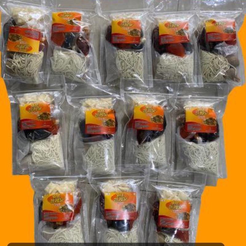 

MIE JEBEW PAKET USAHA 12BUNGKUS isi(12pcs) Pedas Noodles