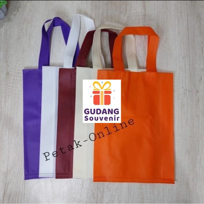 

1 Lusin Tas Spunbond 25x35 cm/ Goddie Bag Harga Murah