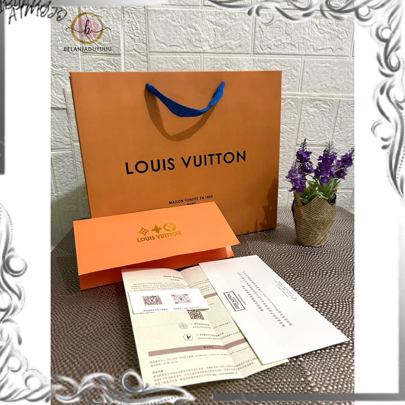 

Paper Bag Louis Vuitton Import NEW Tebal Ukuran Medium Paper Bag Pembungkus Kado