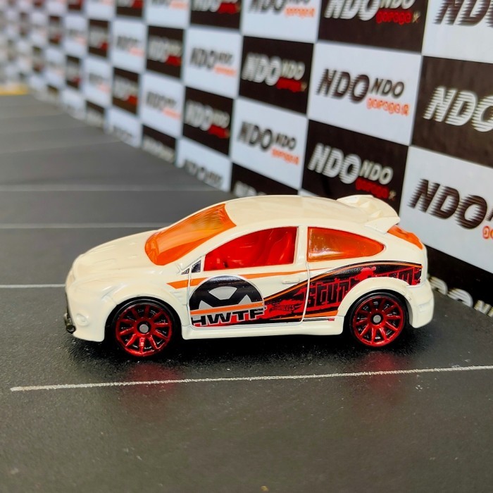 SP99 Hot Wheels '09 Ford Focus RS White 2nd Loose Giftpack 2014