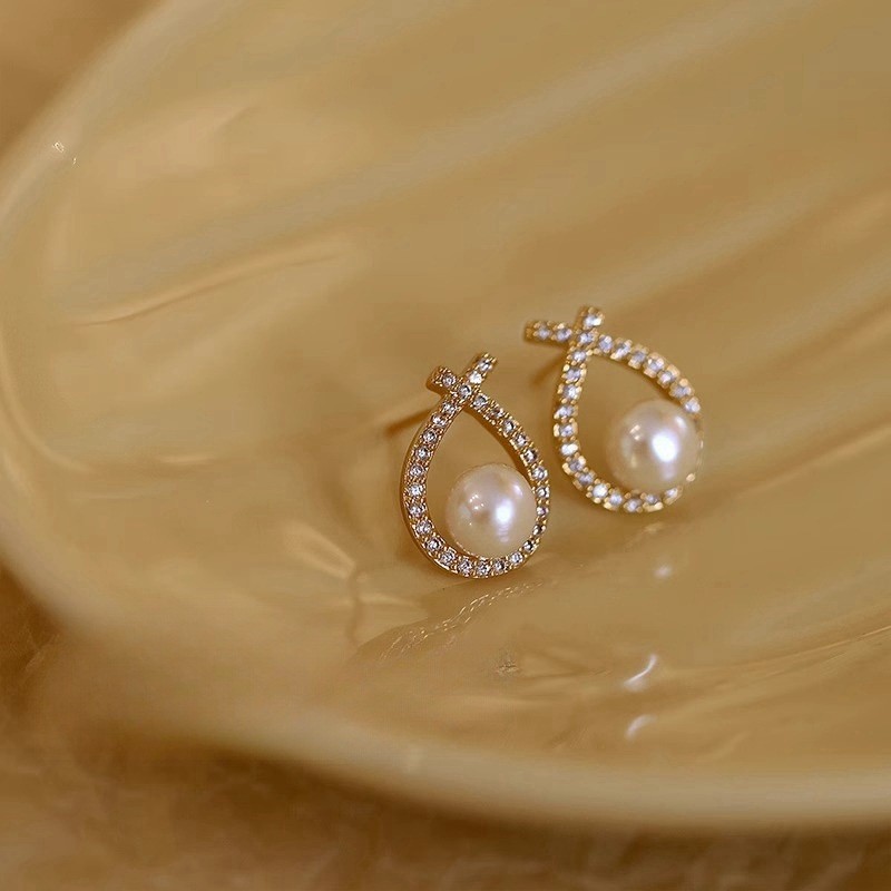 Anting-anting ringan mewah tetesan air simpul anting-anting pejantan mutiara anting-anting retro wan