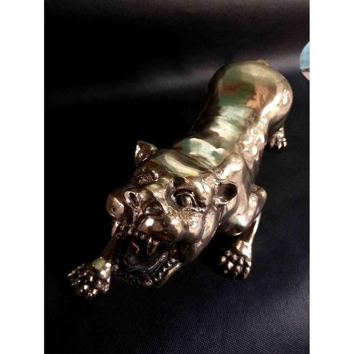 Patung Macan Kumbang Emas