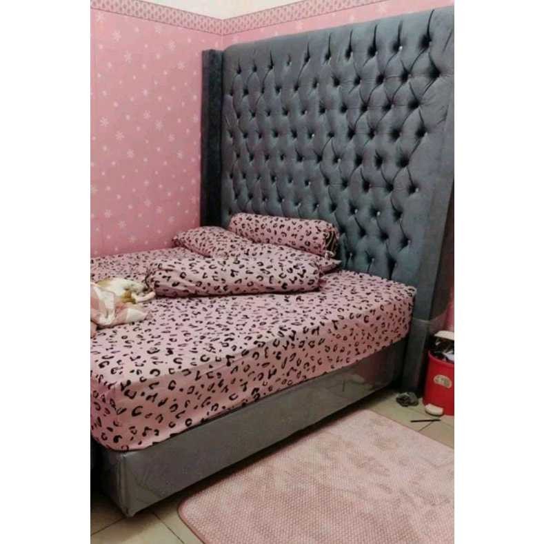 Dipan Divan Tempat Tidur Andin Tinggi Sandaran 170cm Bahan Bludru Tanpa Kasur