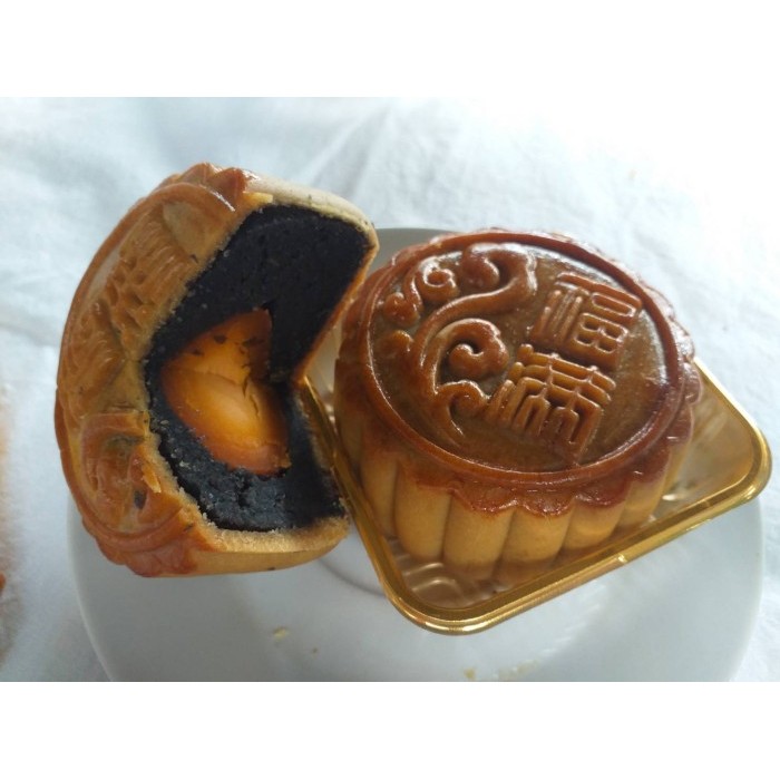 

Mooncake / Kue Bulan Dengan Isi Telur - Tausa Hitam