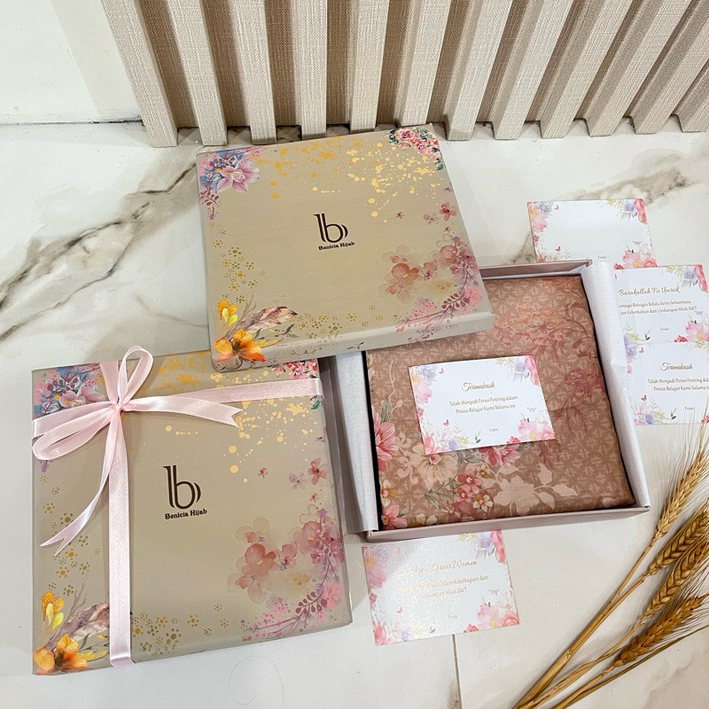 

Hampers Hijab Eksklusif Gift Box Jilbab Segiempat Voal Motif Printing Sublim Wangi kado Guru ultah Wedding