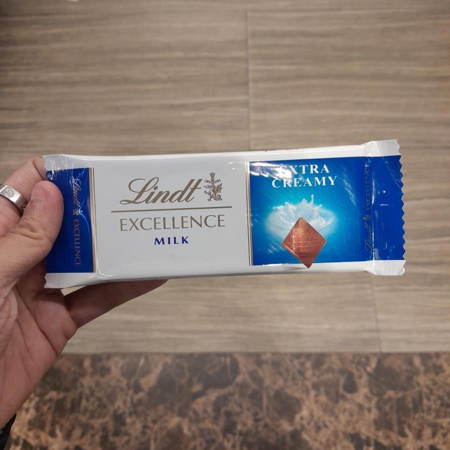 

Lindt excellence MILK chocolate EXTRA CREAMY Coklat IMPORT 35gr