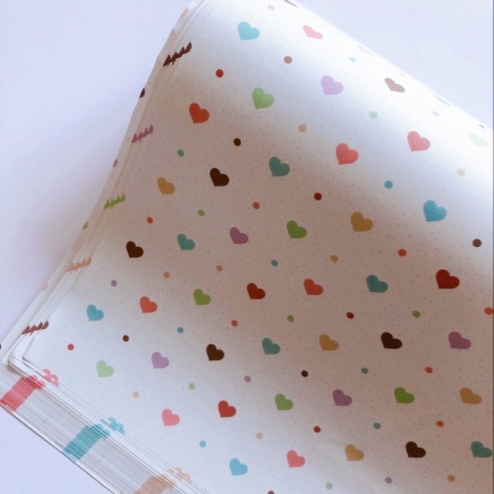 Kertas kado hati kecil warna warni