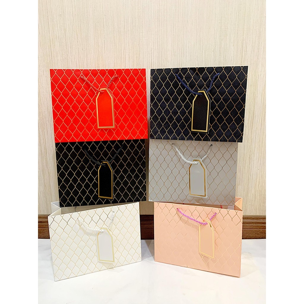 

PAPER BAG IMPOR ABSTRAK MENYAMPING TALI TIMBUL SALUR EMAS / Tas Souvenir/Tas Gooldie Bag